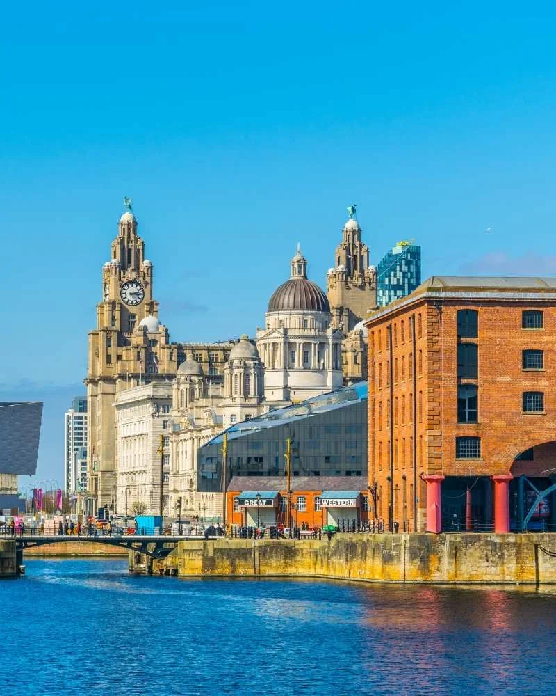 the-liver-building-in-liverpool-england-stock-photos